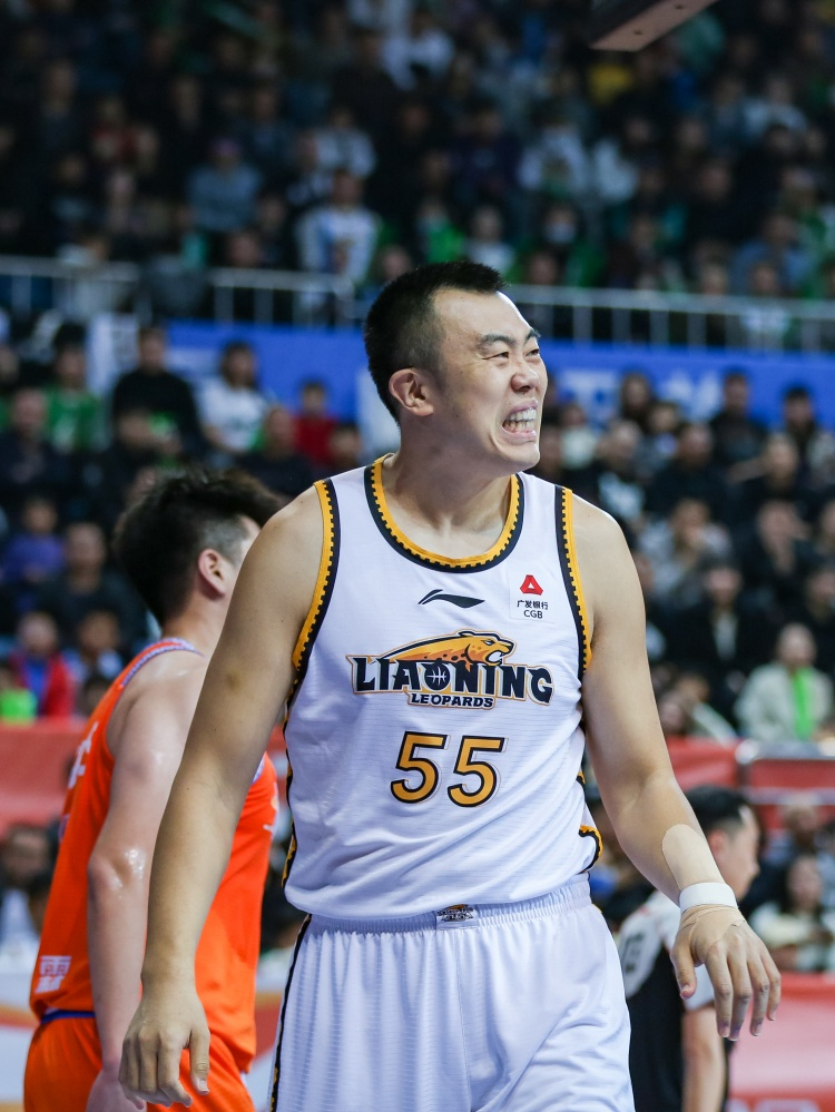 韩德君出战30分钟，投篮11中9，罚球5中5，得到23分6篮板。被拉去尿检了[d