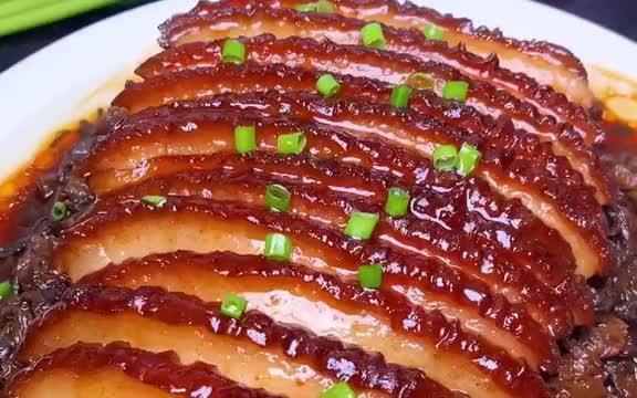 标题：肉香飘十里，梅菜扣肉吃出“土豪范”！简单几步，家里变身大厨！

嘿，吃货们