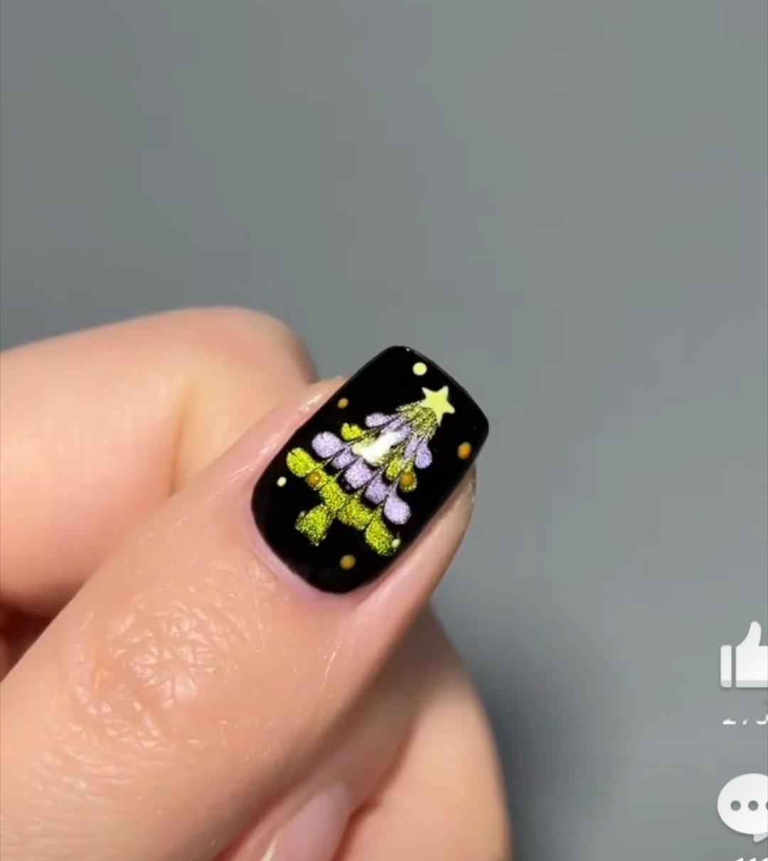 猫眼圣诞树美甲很有圣诞的氛围了！ 