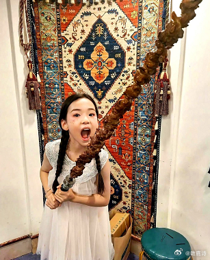 “维伊叔叔，我想叫你爸爸。”一句话，8岁小酒窝把全网暖哭。改口不是剧本，是三年零