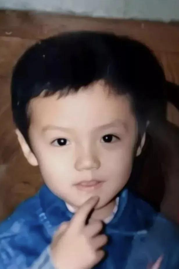 谁曾想，这个白净，可爱的小男孩长大后成了家喻户晓的大明星，你知道他是谁吗？#娱乐