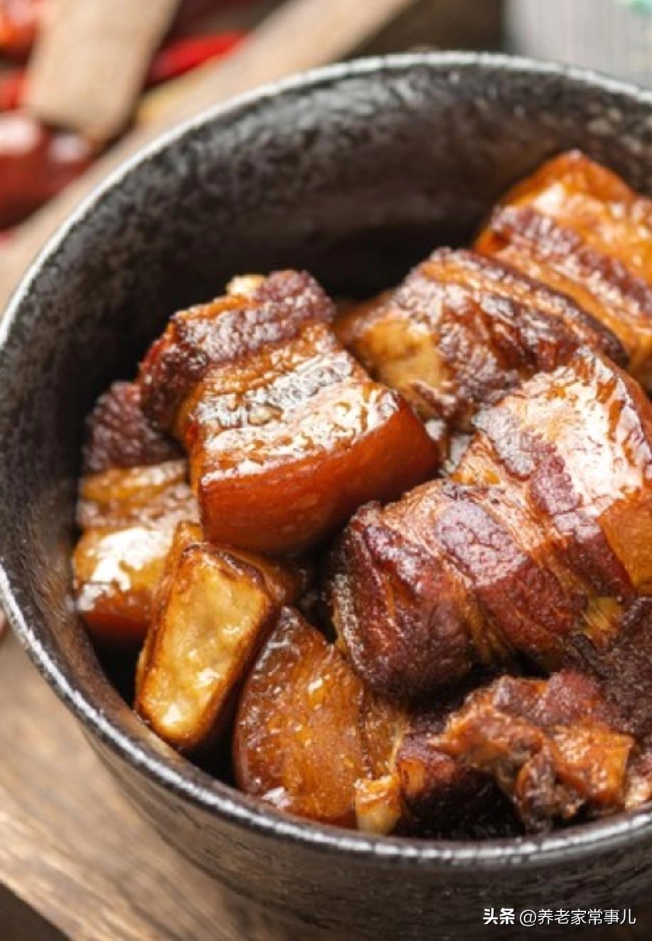 老年人应该多吃肉还是少吃肉？
心脑血管病多数是吃出来的，主要是吃肉多，一人一天量