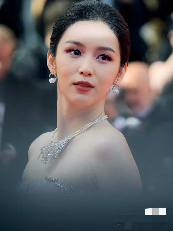 这张脸真的已经过了花期吧，明明她年纪不大啊，总有种说不上来的感觉，脸上鼓鼓囊囊的