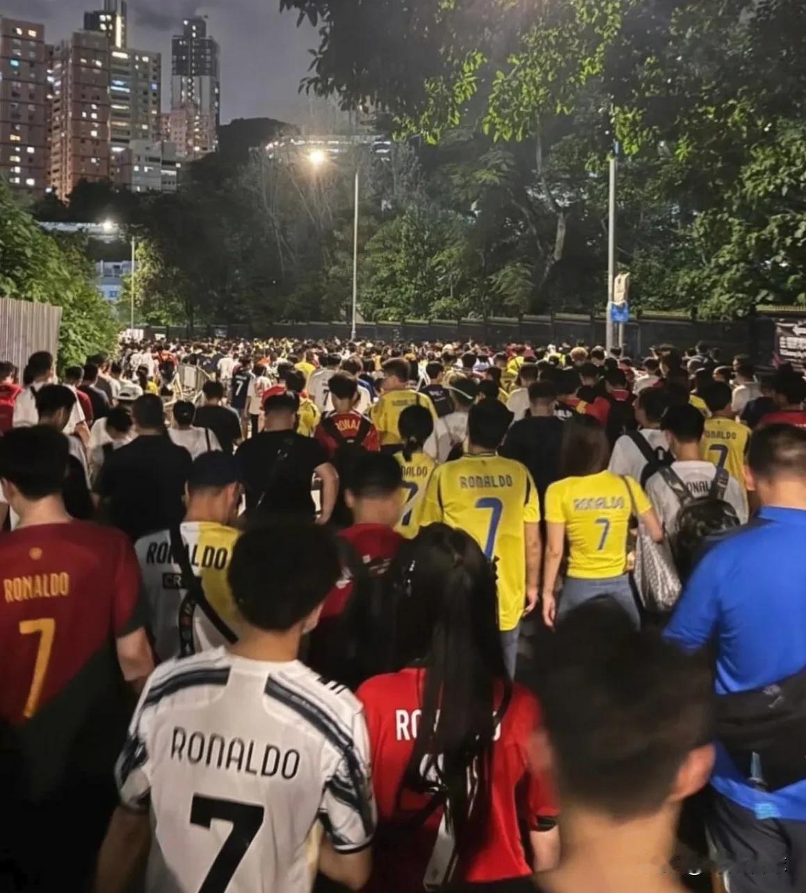 C罗来中国比赛，满大街都是穿C罗球衣的球迷，利雅得胜利、曼联、皇马、尤文、葡萄牙
