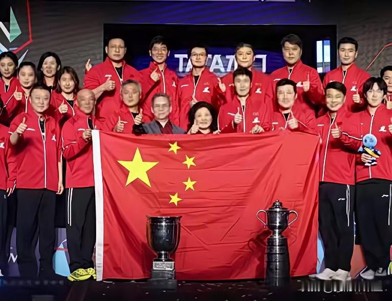 一直想问问，站在中间c位的这俩人是谁啊？
发现了吗？
国乒有两张大合影，一张是这