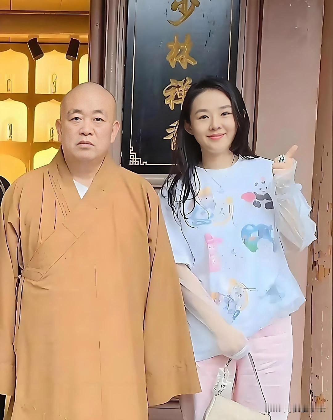 方丈和夫人的同框照被扒出来，这事儿还挺有意思。释夫人年纪不大，却肤白貌美、端庄大