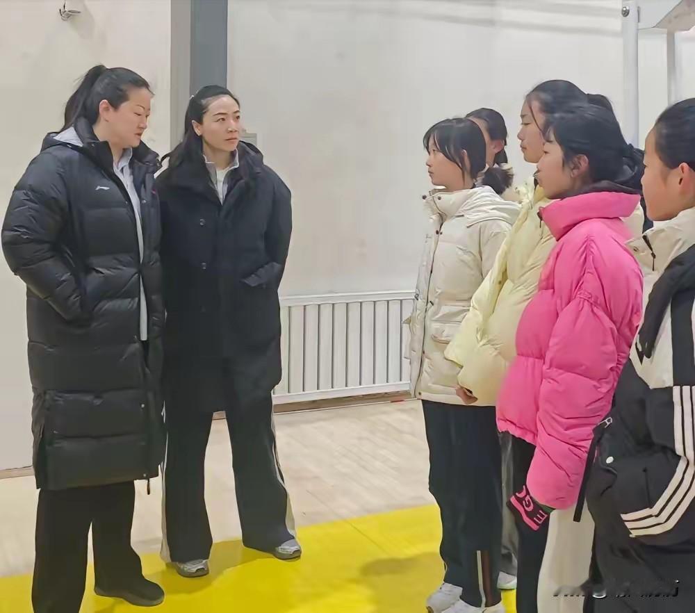 魏秋月陈丽怡为天津女排考察后备队员。日前，甘肃组建青年女排，女排名将魏秋月陈丽怡