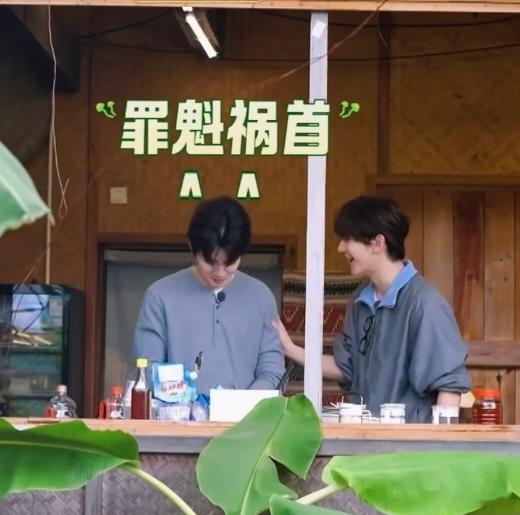 任豪赢在贪吃 蘑菇屋的游戏也太好笑了！周震南费尽心机藏好超大串芭蕉，刚说藏的是水