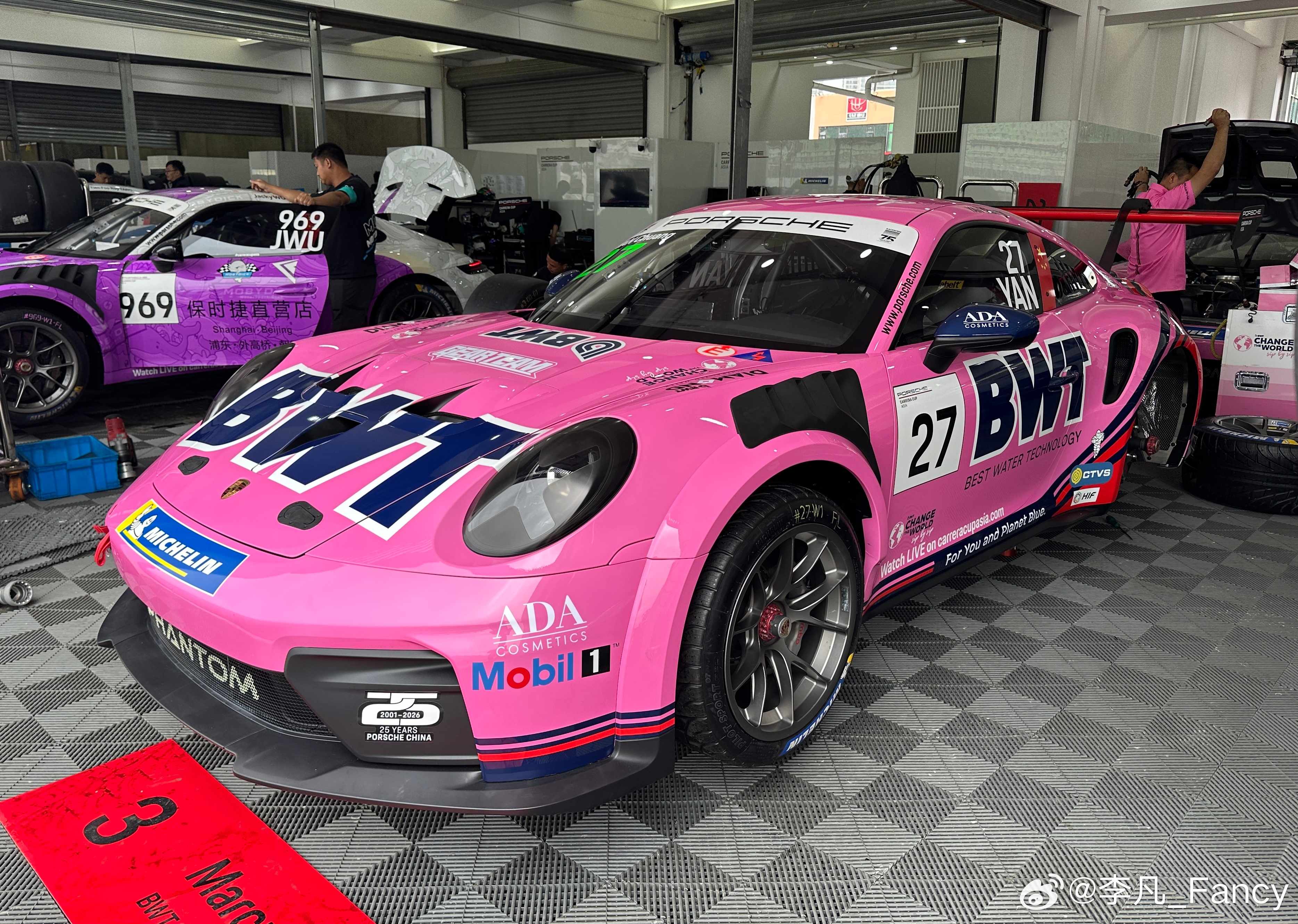 老闫新赛车的皮肤还挺好看 粉粉嫩嫩的…真是应了那句话…越老越（   ）…最后是个