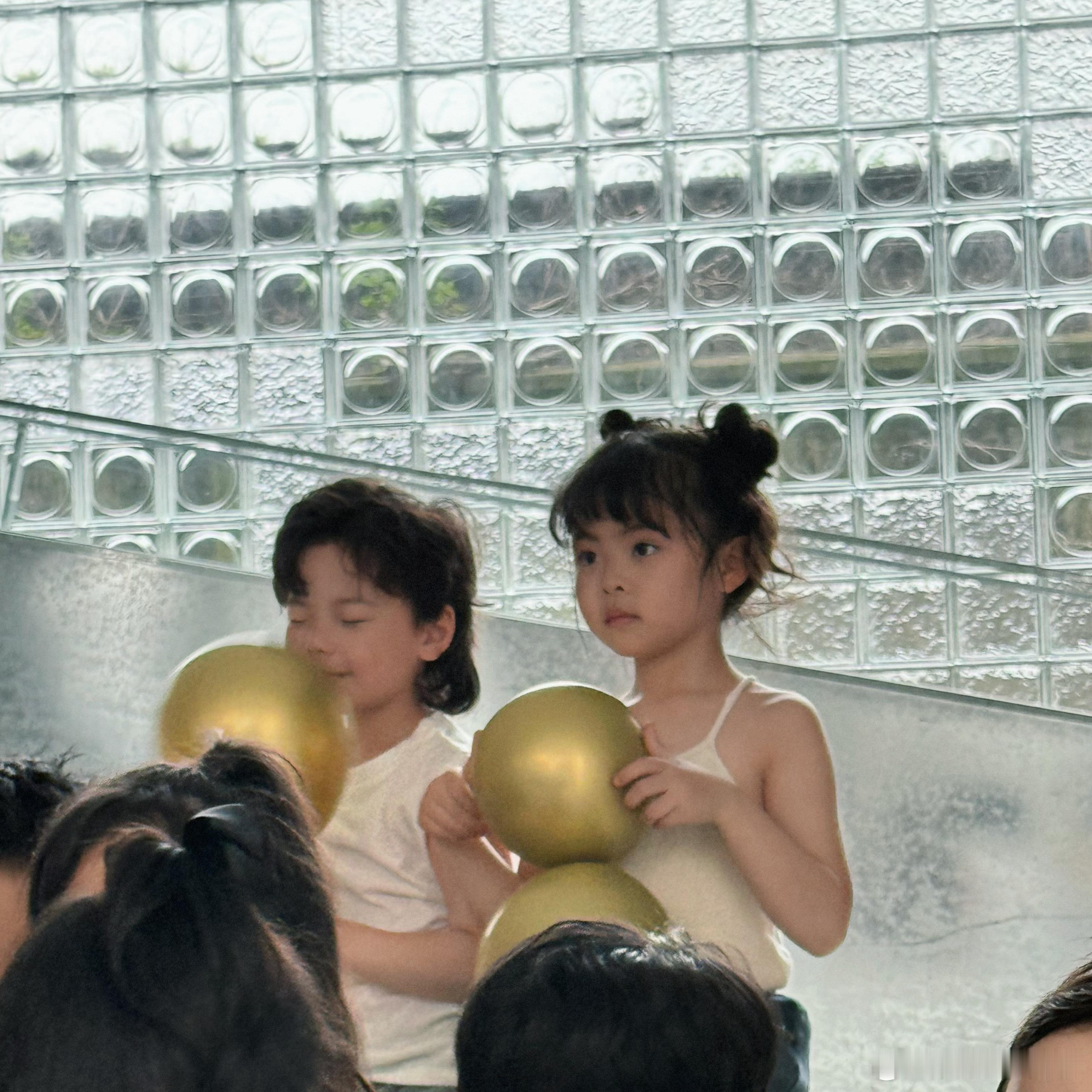 现在幼儿园的毕业照这么卷的吗 ​​​