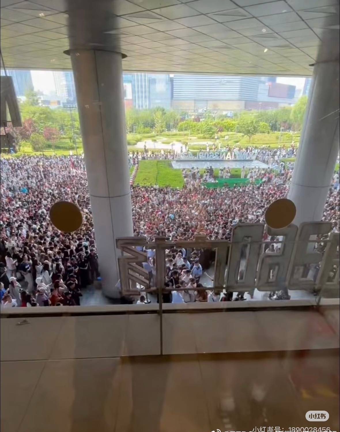 我的妈耶，这么多人这个箱子 