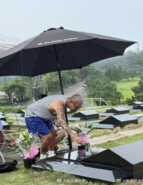 具俊晔在大S墓前看流星花园陵园偶遇具俊晔 ​据台媒，近日有多名网友在大S墓园偶遇