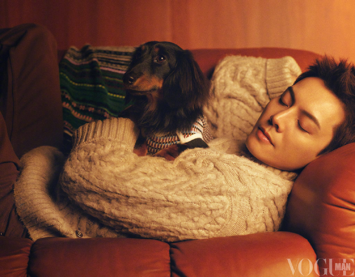 陈伟霆VOGUEMAN十二月刊封面陈伟霆跟爱宠拍VOGUEMAN封面陈伟霆 ｜ 