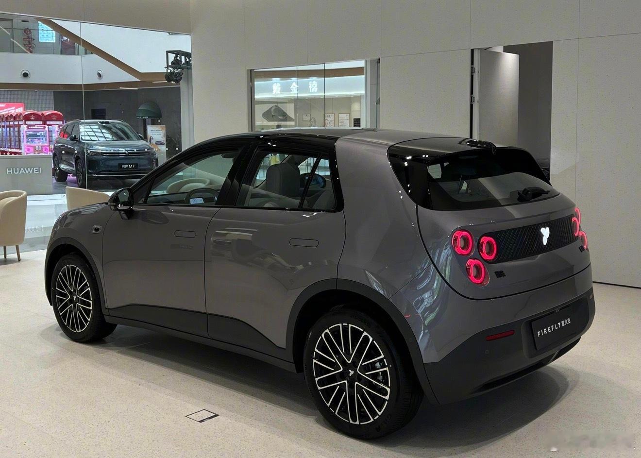 蔚来萤火虫上市半年，凭借4万台销量和超60%保值率逆袭。原因有三：定价策略精准，