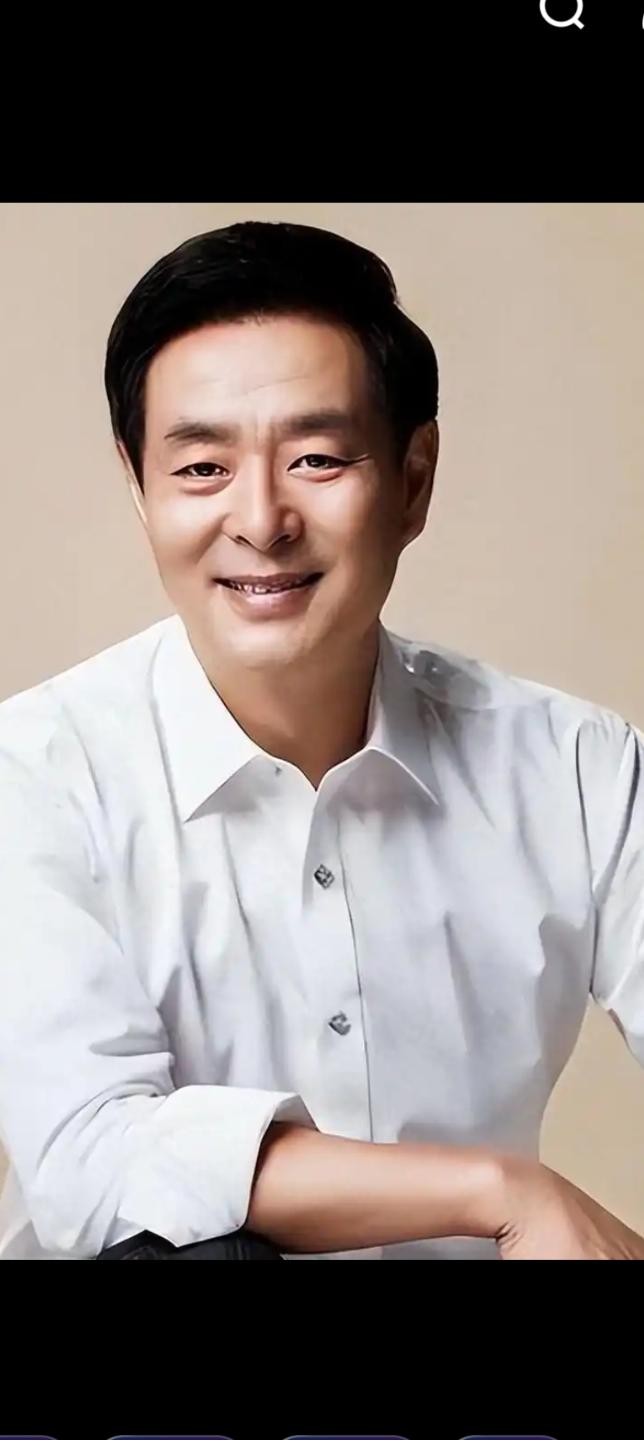小时候看他扮演的局长，
如今他也老了！
但喜欢还是喜欢！
唯有热爱，
可抵岁月漫