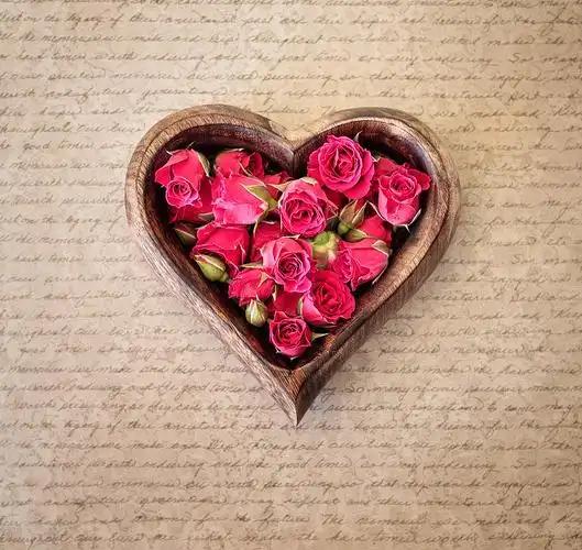 爱从来藏不住，真真切切的喜欢，全在那些不用刻意寻找的细节里 —— 不是挂在嘴边的