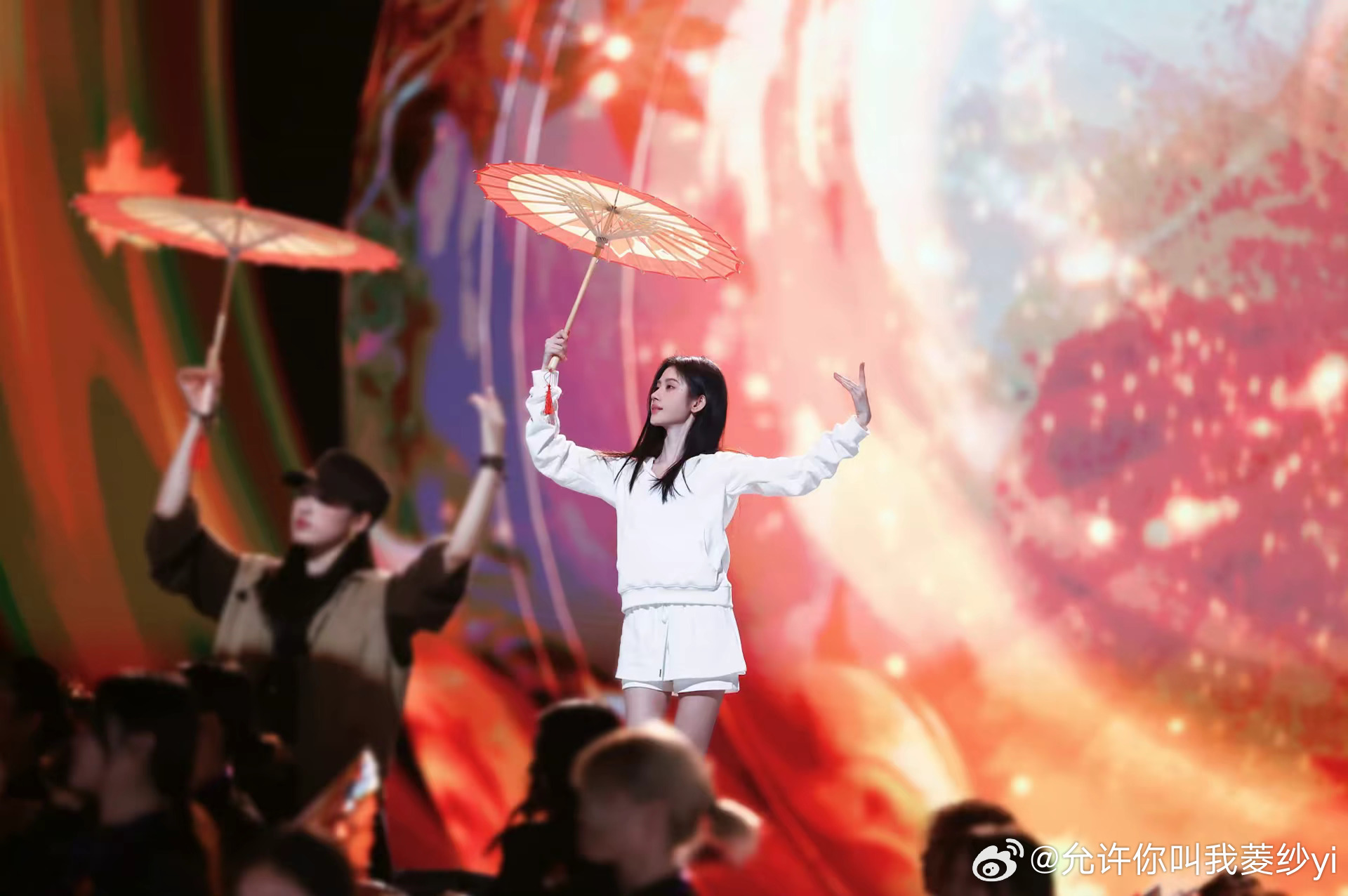 鞠婧祎[超话]  jjy鞠婧祎苏绿夏 jjy鞠婧祎万花世界 朝着光的方向出发吧 