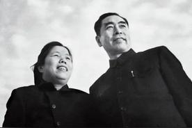 “邓颖超是经营爱情的高手。她知道丈夫魅力强大，就像斯诺说的那样，‘确乎有一种吸引