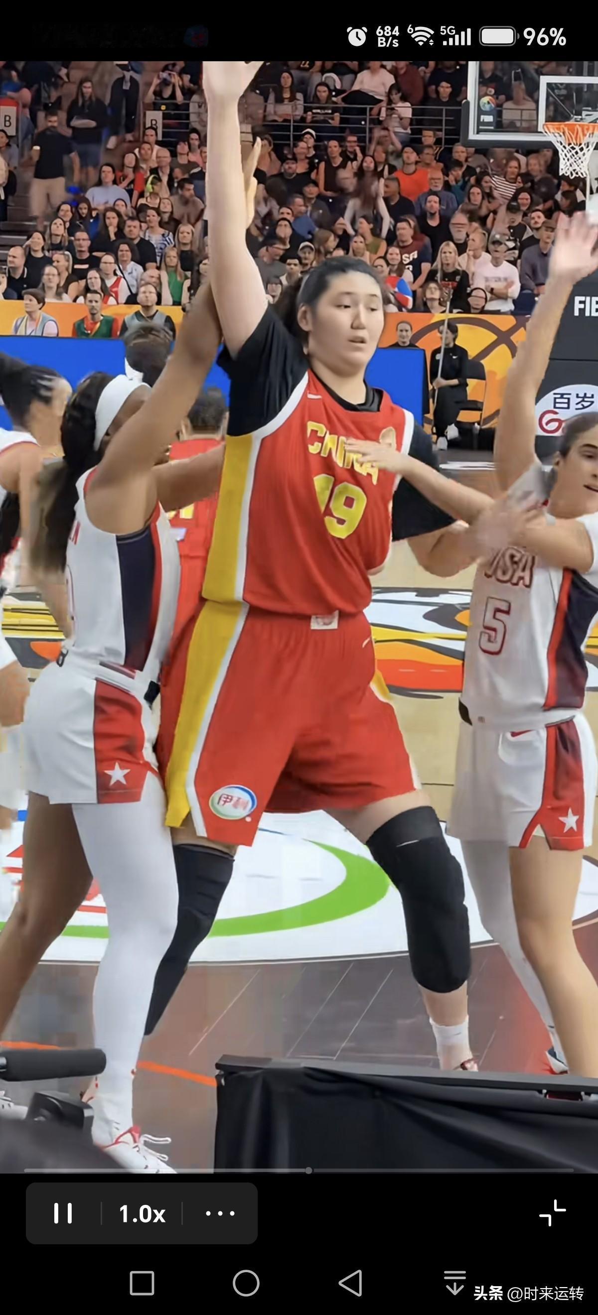 张子宇一个顶俩！
昨晚与美国女篮的比赛中，美国队为了防守张子宇，常常要两个人去夹