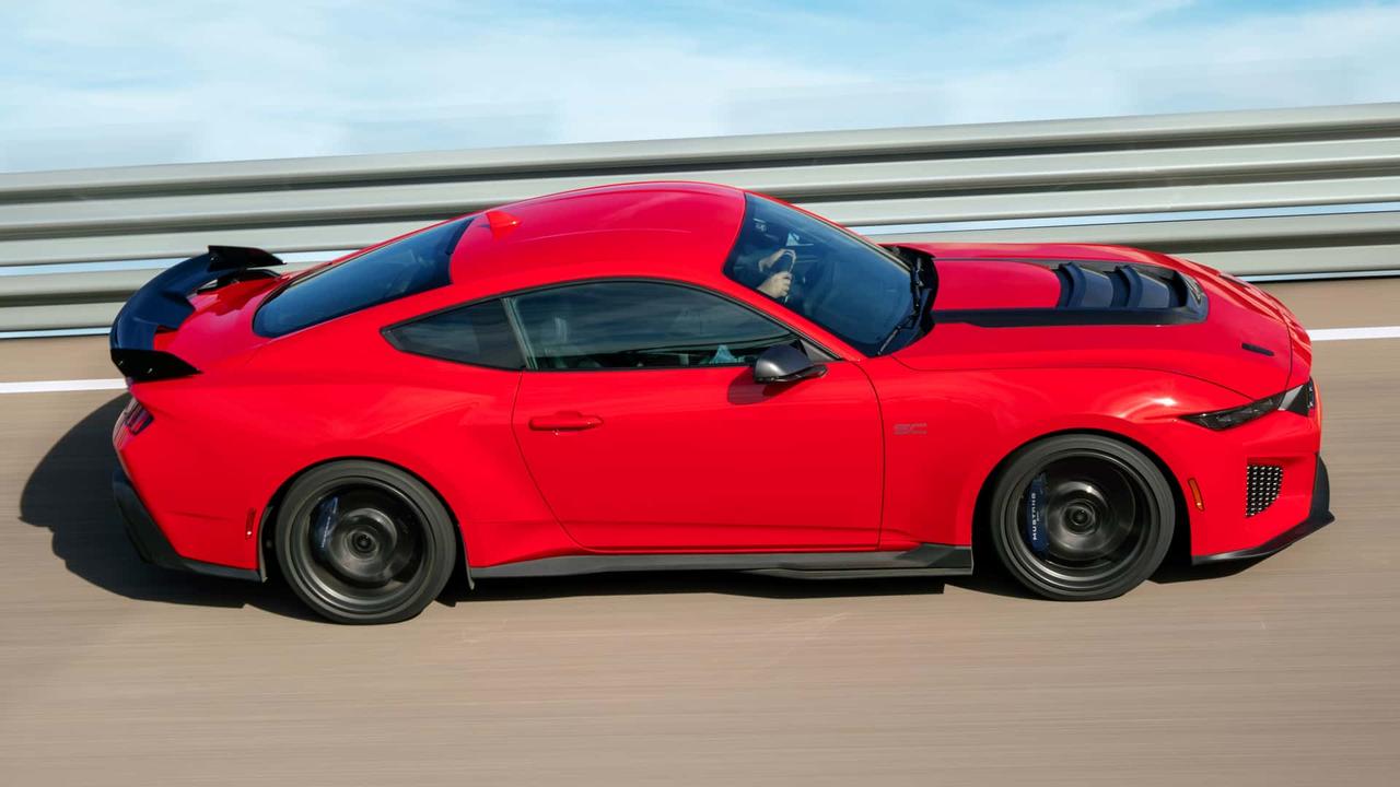 福特官方正式公布了全新高性能美式肌肉车——Mustang Dark Horse 