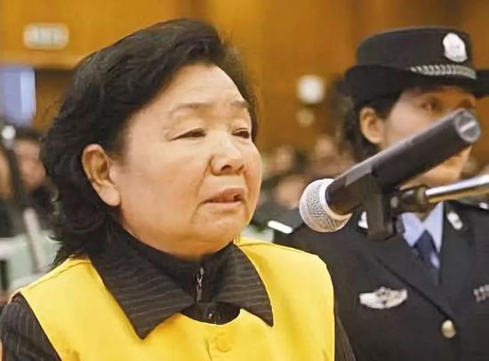 “不能接受！让30万个家庭失去希望，本被判为无期徒刑的三鹿集团董事长田文华，只因