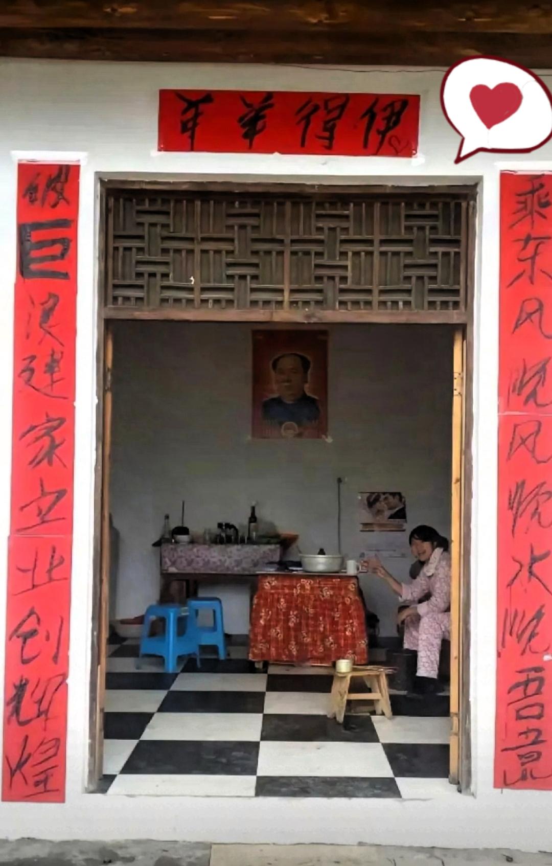 张雪这小子平时看着挺通透，但这手字是真的没法看。钢笔字像鸡爪子爬，毛笔字就更别提