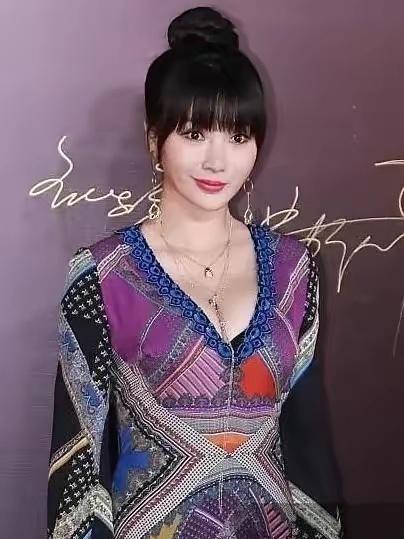 喜欢柳岩的男人这么多，有的喜欢她身材丰满，有的喜欢她长相，唯独没有喜欢
她演技的