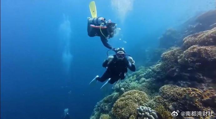 【“教练关掉女潜友气瓶”并非事发三亚！潜水教练协会称正调查】近日，一则潜水教练自