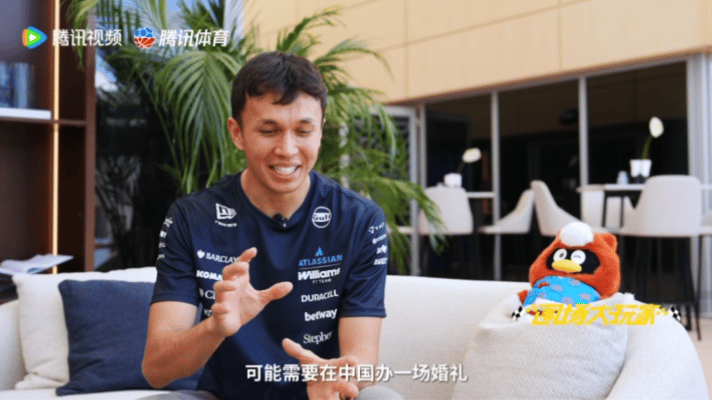 中国女婿阿尔本准备成都办婚宴阿尔本藏不住的笑意里写满了幸福：和何沐妮计划在成都办