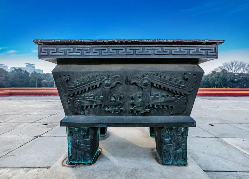 火锅起源可太有讲究了。商周时就有类似火锅的烹煮方式，用青铜鼎煮肉做羹。汉代有染炉