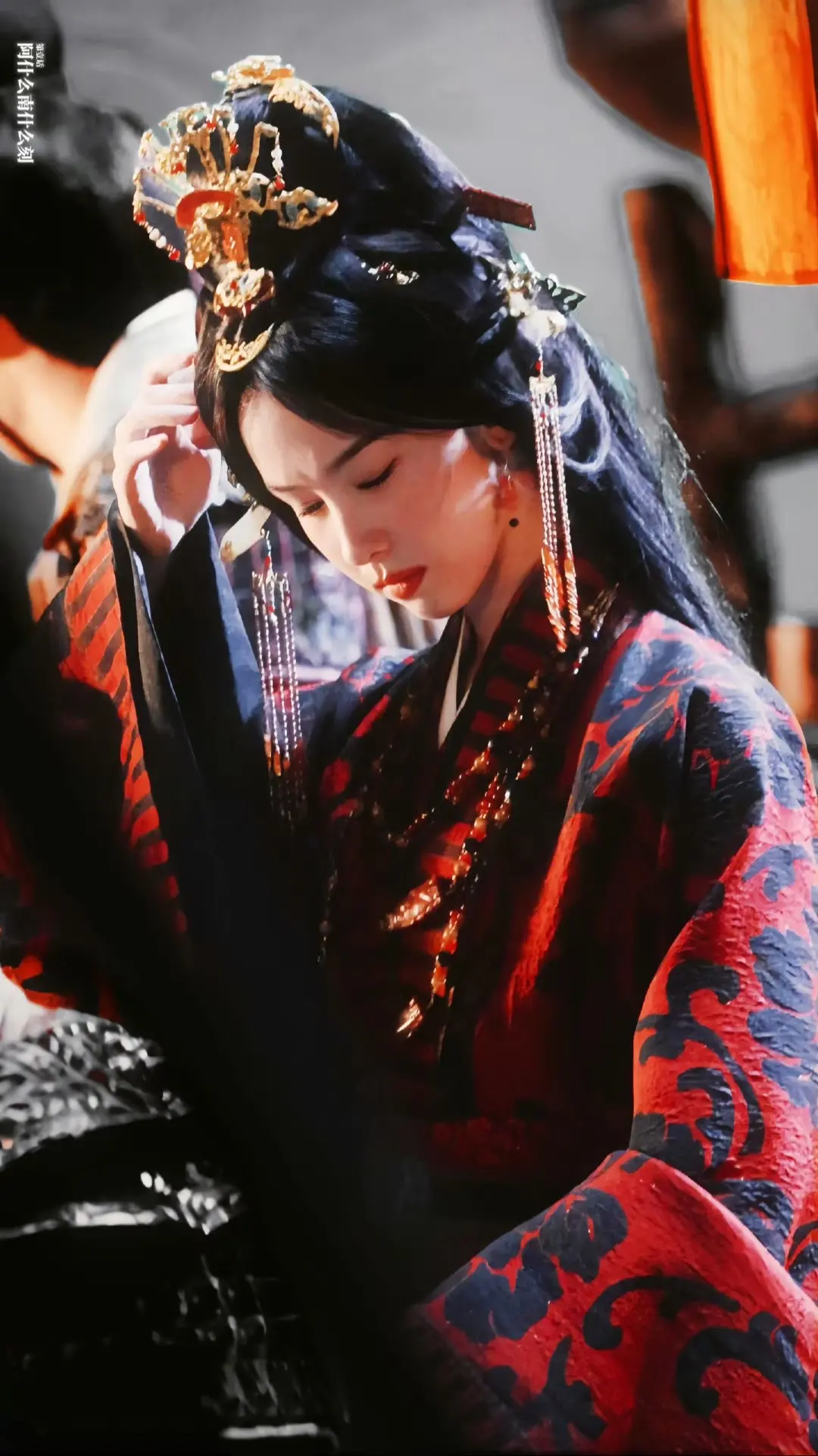 扶个头都好像女帝嗔怒。