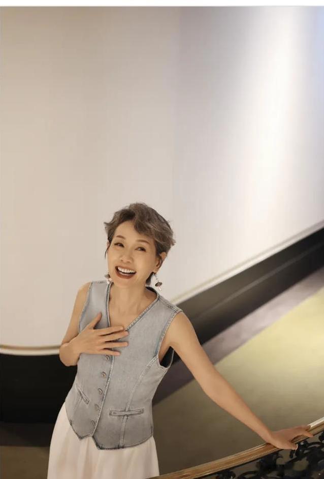 62岁的叶童气质依然惊艳 ​​​