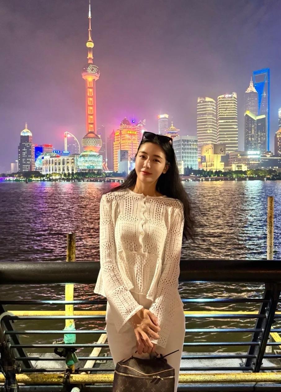 她一位韩国朋友，她特别喜欢中国，经常往返于中韩之间。这是她在上海外滩黄浦江边的照