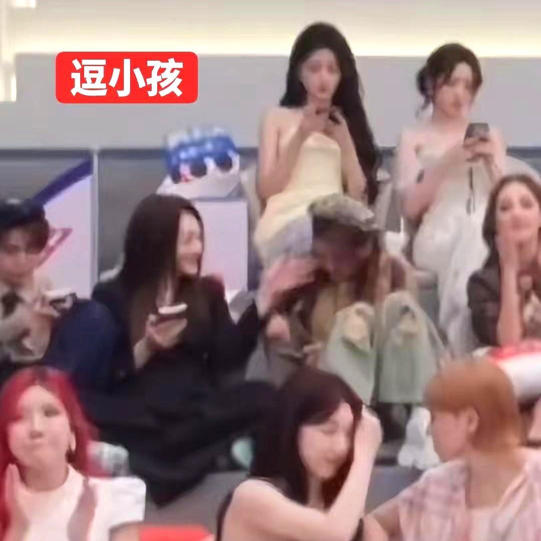 李小冉这操作，简直是逗小孩儿家长的翻版！

乌兰图雅正专心打游戏呢，李小冉凑上去