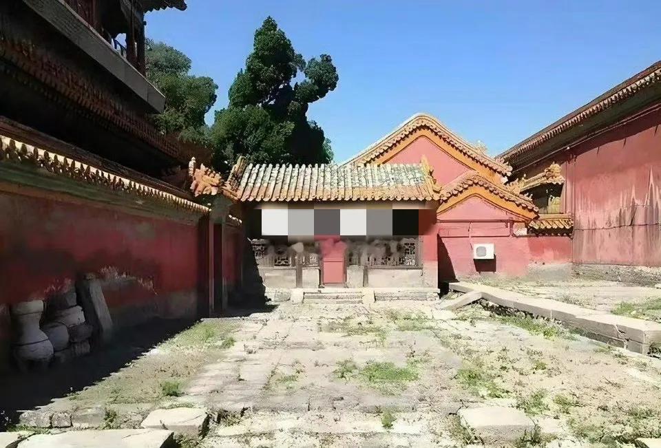 这才是真实的冷宫，不要被电视剧骗了，这样的环境，住一个月不抑郁才怪呢。 

以前