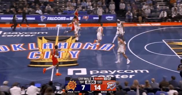 狄龙摊手了！霍姆格伦大空位三分连中两个




太阳防守出现问题，由于马克威廉姆