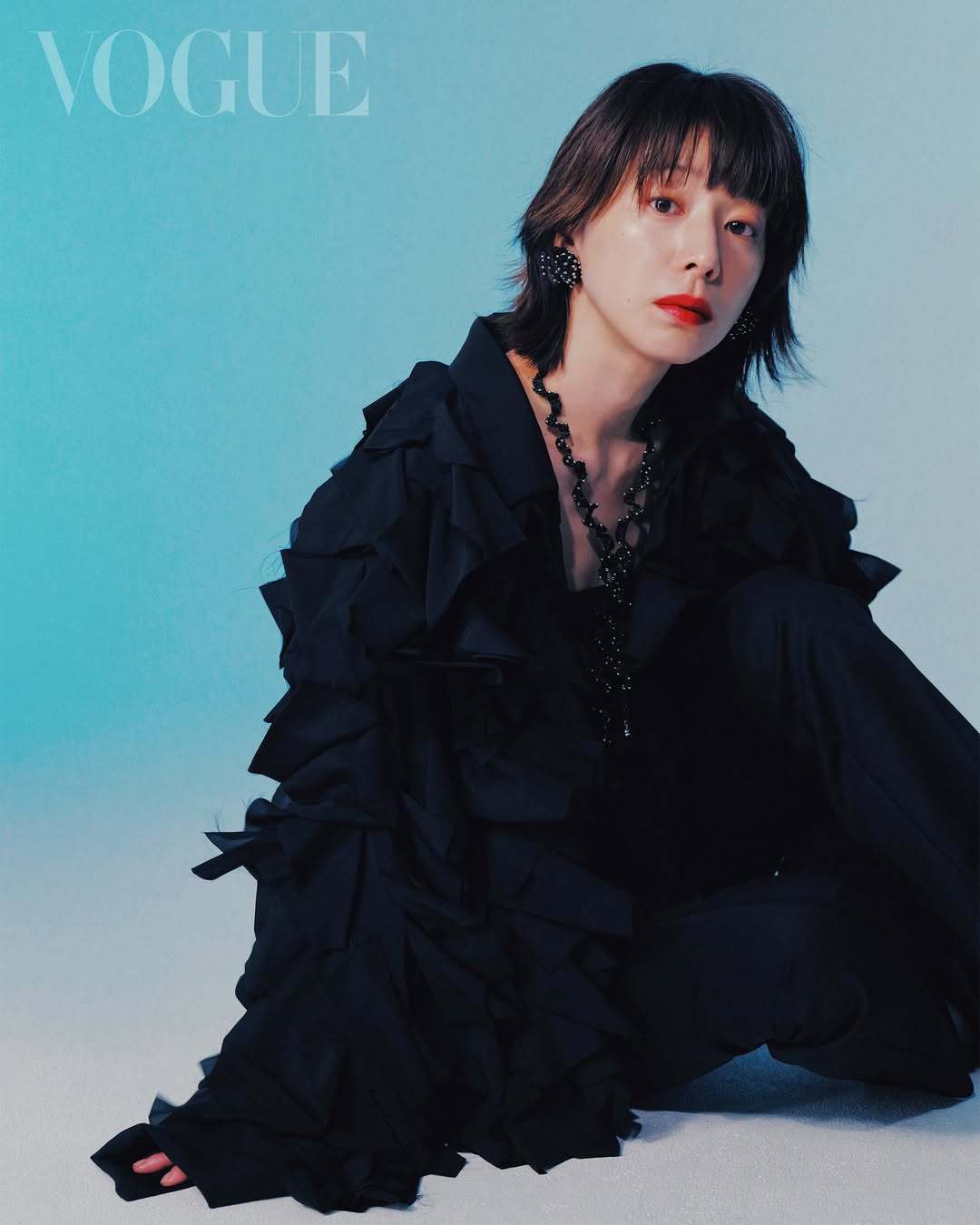 日本演员夏帆登上台版《VOGUE》杂志！今年四月，由她参与演出的舞台剧《恍恍》于