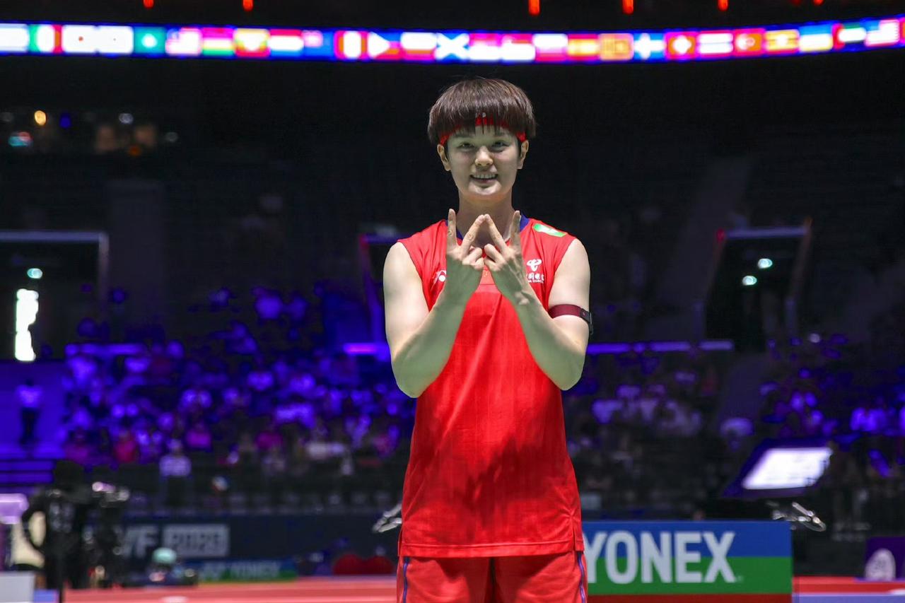 女单、女双前4号种子会师半决赛!
全英羽毛球公开赛1/4决赛今日清晨战罢，女单、