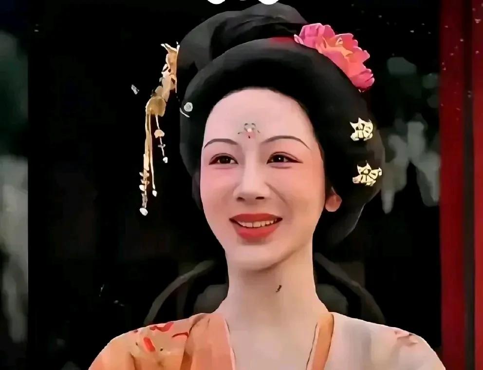 杨紫，这是变样了！
 
想想她以前，那股子灵动劲儿，在演艺圈里辨识度多高啊，一张