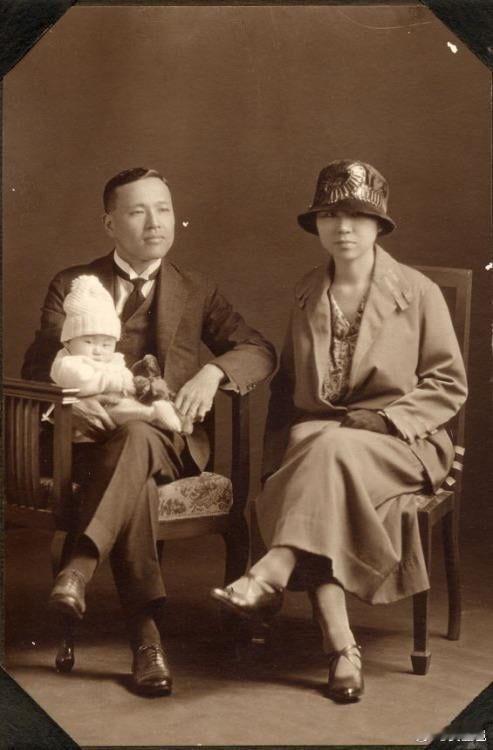 1920年代，在上海某工作室拍攝的全家福 