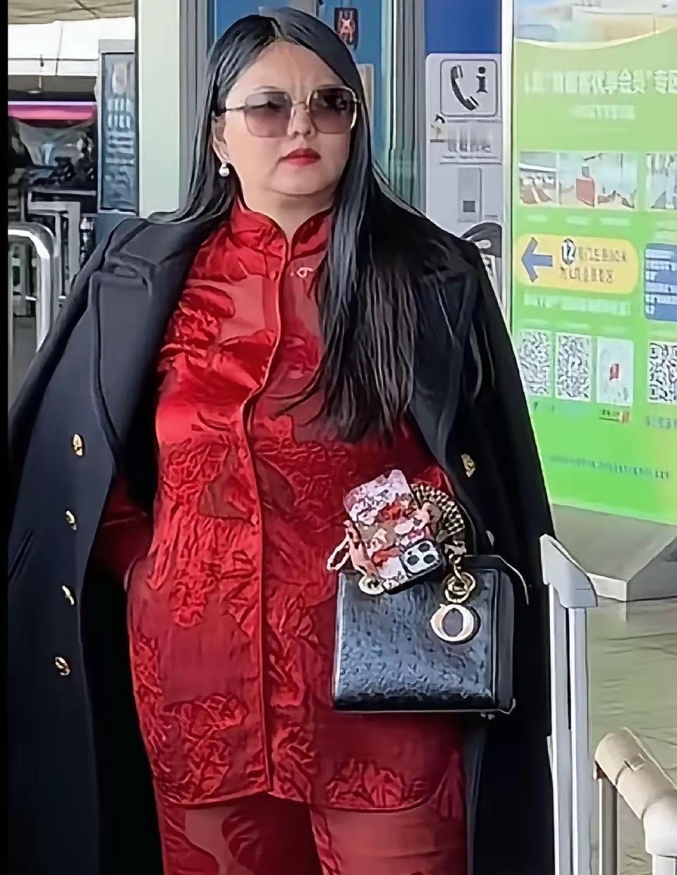 机场偶遇李湘，真人比电视上还胖，身高大概165，体重目测不会少于180，在娱乐圈