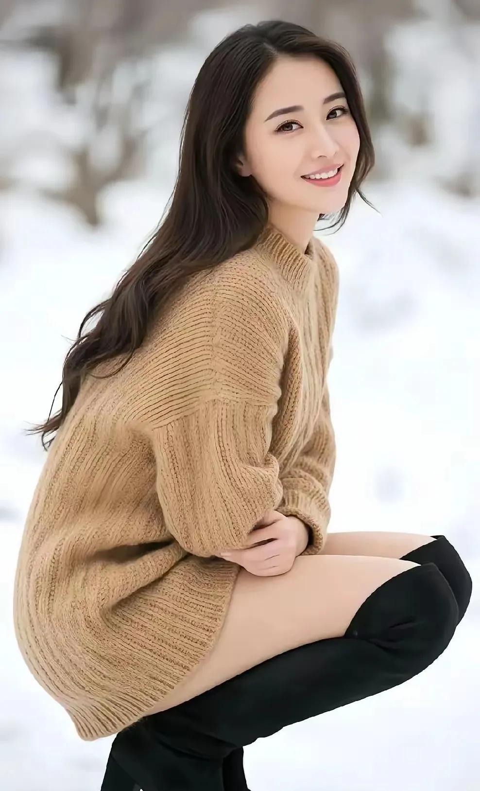 在雪中漫步, 身姿轻盈如飘落的雪花, 每一片都承载着我对你的深情。