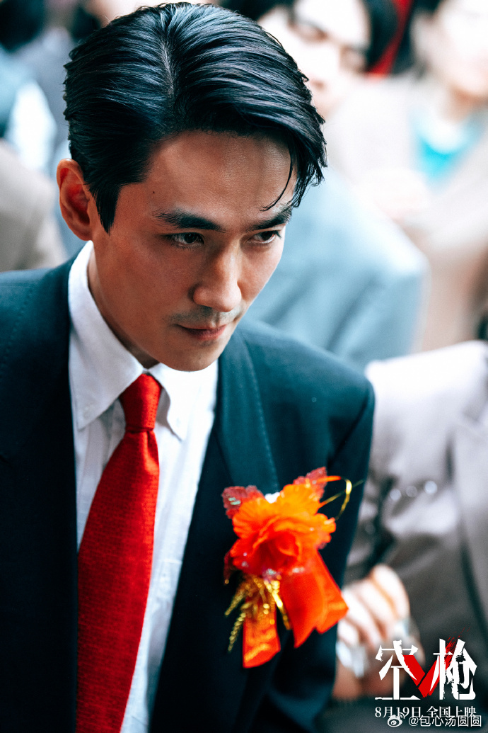朱一龙 空枪婚礼对峙《空枪》婚礼对峙戏份冲击力十足，隔着屏幕都能感受到紧绷的压迫