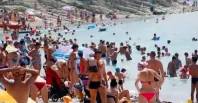 俄军整个防御线暴露最大缺陷，拦截乌军无人机，直接造成海滩上度假的俄罗斯游人伤亡惨