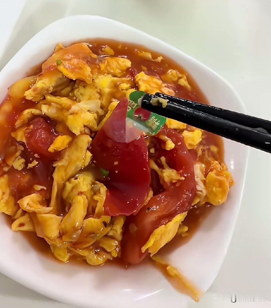厨师这是真忙呀，菜标签都还在上面。
想想，这种果蔬标签，或胶带缠的相当不合适，你