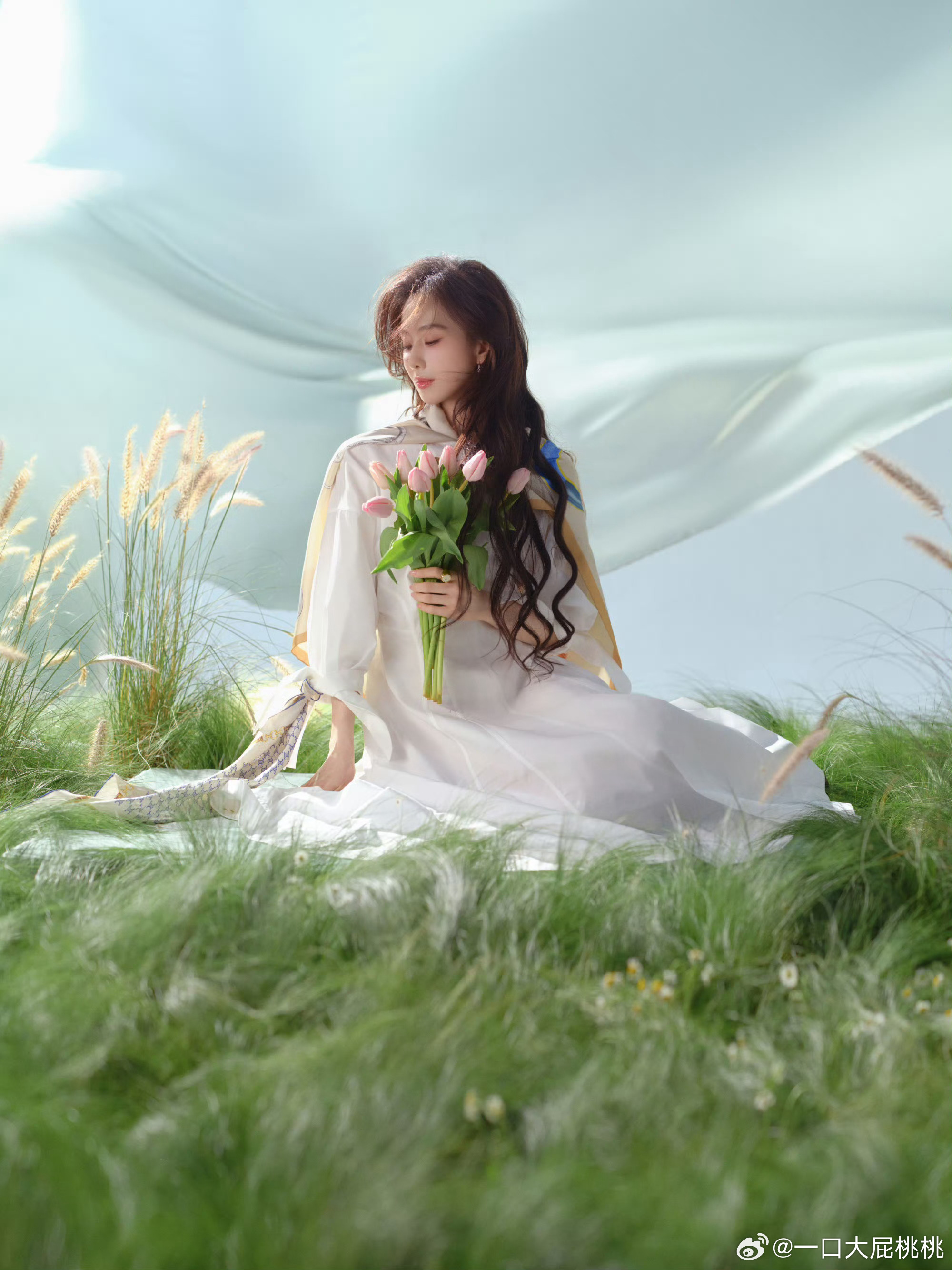 刘诗诗生日大片一套白色搭配Celine印花丝巾，生日快乐🍰🍰 