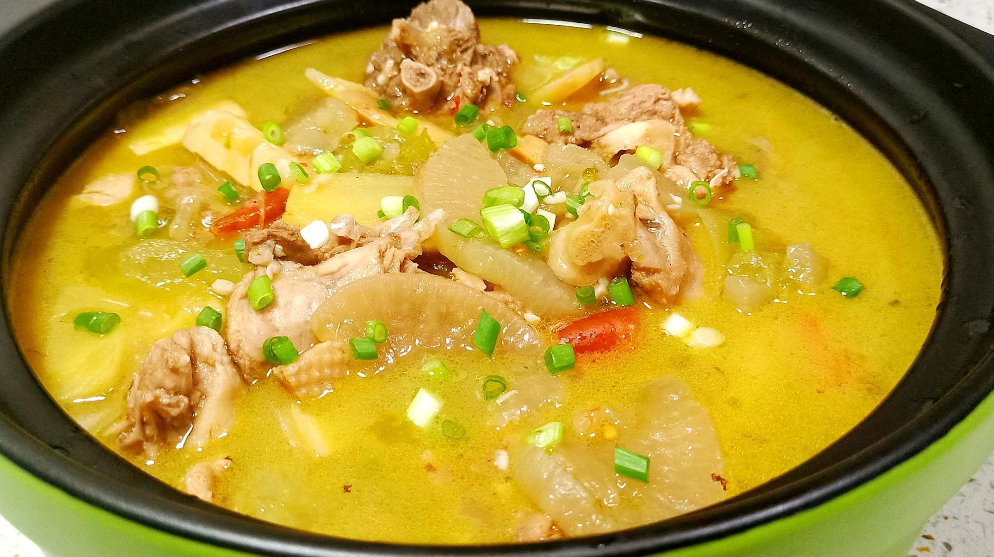 桂林土老鸭泡了香料浴才出锅桂林土老鸭制作颇有讲究，十余种香料小火慢煨充分入味，搭