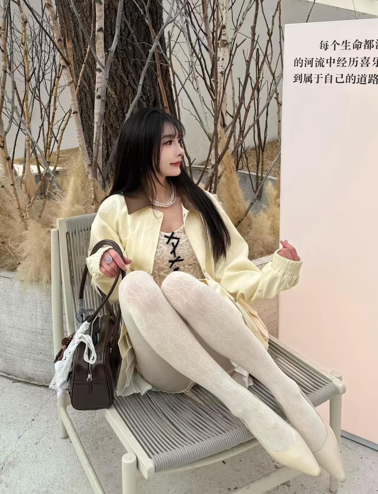 冬日暖阳下，优雅穿搭，静享美好时光。