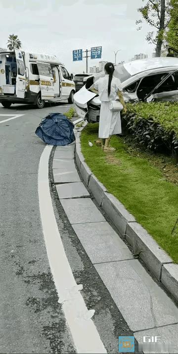 这真是太 疯狂了！23岁开车女司机，上午才领的驾照，中午才去四S店去提的车子，谁