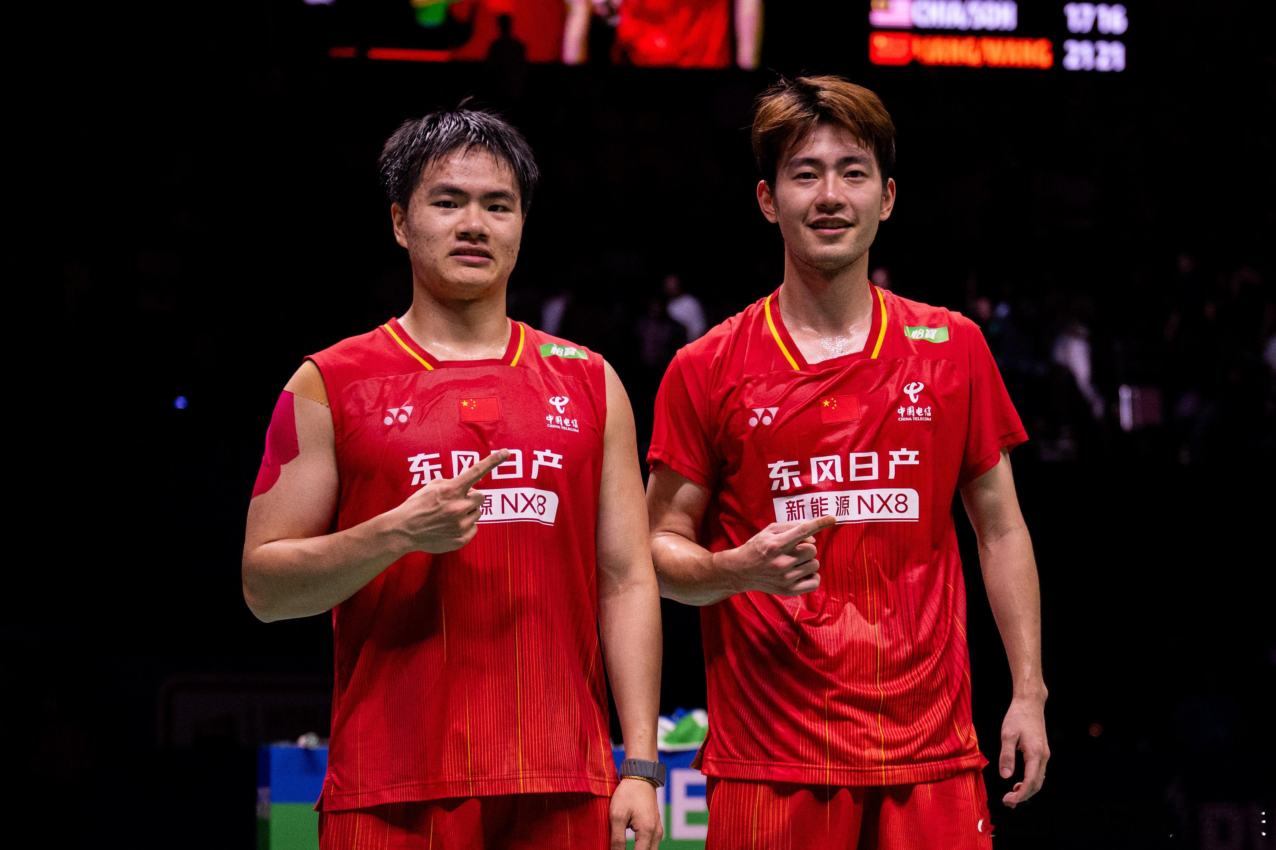 梁王驾到☝️☝️夺冠拍照📷2026年羽毛球世锦赛 梁王世锦赛夺冠